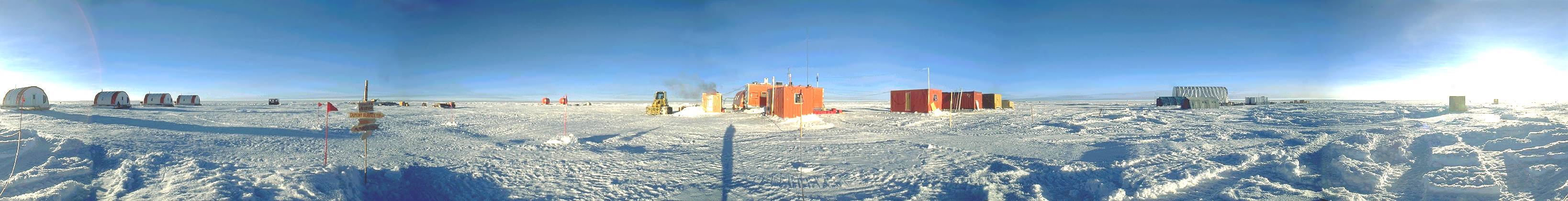 [PanoDCcenter.jpg]
Panorama a 360° di Dome C preso dal centro della base.