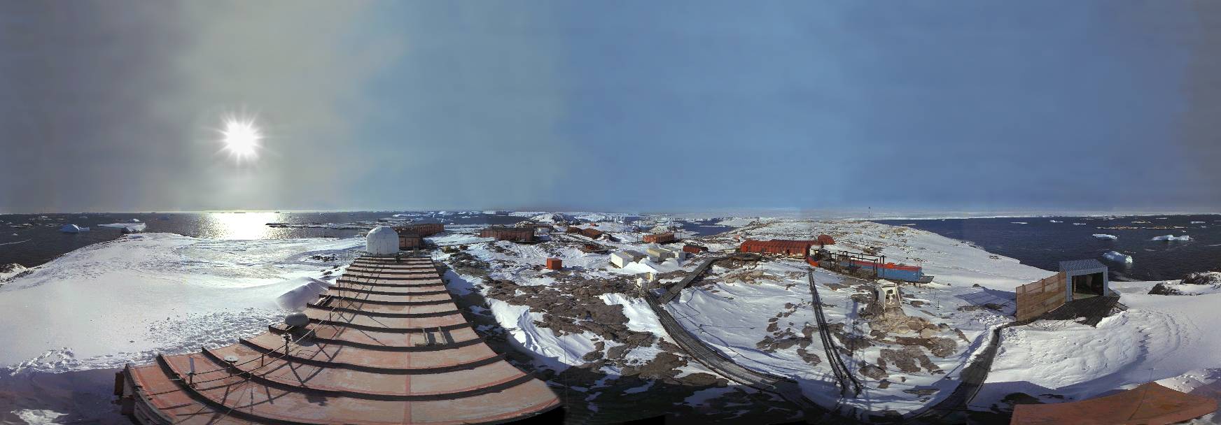 [PanoDdU.jpg]
360° panorama of DdU taken from the Meteo mast on top of Lab#2.