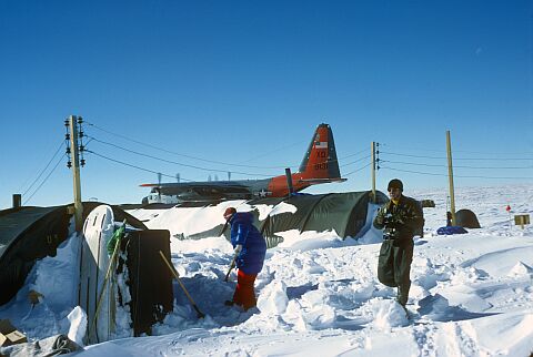 [Cappelle001.jpg]
The plane just landed us on the sastrugi. The snow shovels were of course forgotten in McMurdo. Fortunately there isn't too much snow and we can reach those of the tents.