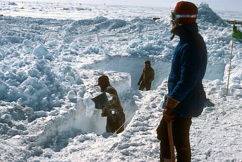 [Cappelle021.jpg]
Team and equipment all together: we start setting up the drilling platform. Hard work at -35C and 3200m altitude.