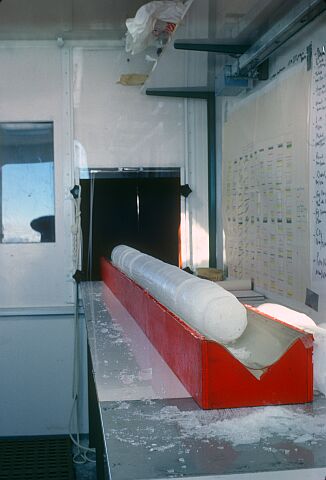 [Cappelle030.jpg]
Arrival of the core into the cold lab.