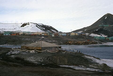 [Cappelle110.jpg]
General View of McMurdo, with the historical Scott's hut in foreground.