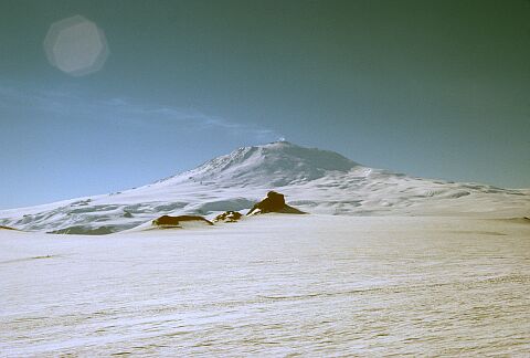 [Cappelle121.jpg]
Mt Erebus, the only active volcano of Antarctica.