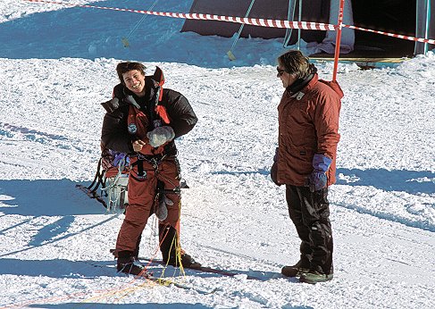 [LaurenceGodon.jpg]
Laurence de la Ferrière greeted by Patrice Godon upon her arrival in Dome C after 2 months alone on her skis.