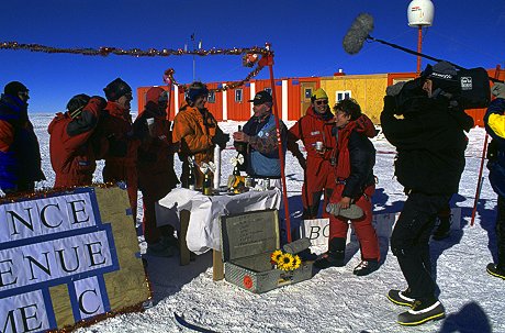 [LdF_Welcome.jpg]
A welcome party for Laurence de la Ferriere after crossing half of the continent in 2000.