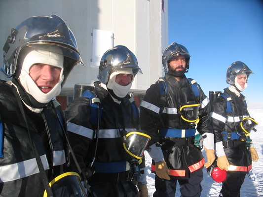 [20050321_52_FiremenOutside.jpg]
Our team of intrepid firemen: Stéphane, Jeff, Christophe and Pascal.