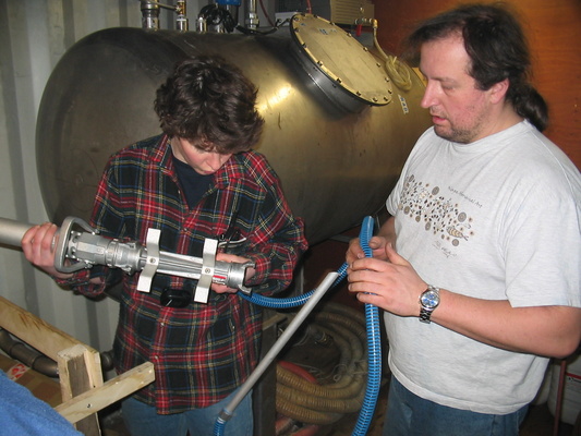 [20050422_09_FireDrillMichel.jpg]
Michel and Claire preparing the fire equipment.