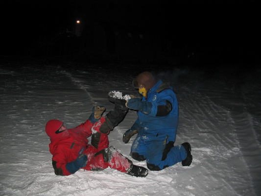 [20050519_13_MichelClaireFight.jpg]
Michel (right, 120Kg) rolling a defenseless (?) Claire (left, 50Kg) in the snow right after a successful balloon launch.