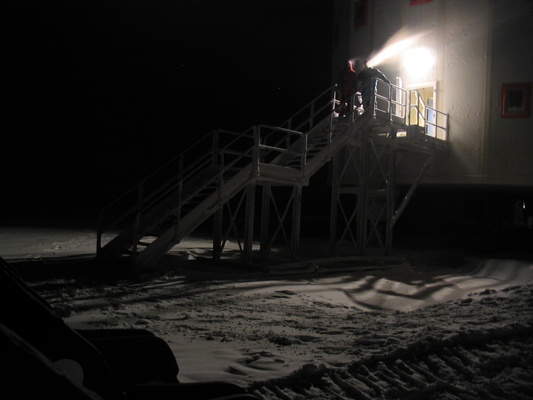 [20050519_21_Dark.jpg]
Claire and Michel on the stairs of the quiet building after a balloon launch.