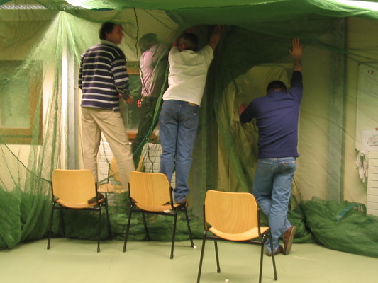 [20050620_034_NetSetup.jpg]
Christophe, Stef, Jean and Jeff tying the net to the ceiling and the walls of the room.