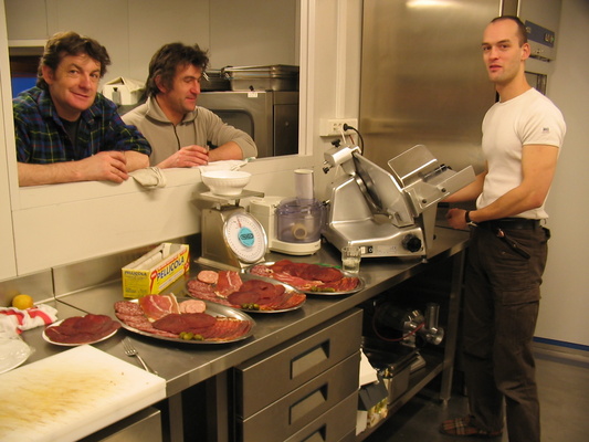 [20050730_012_Kitchen.jpg]
Pascal preparing a light lunch while Jeff and Michel are controlling, glass in hand.