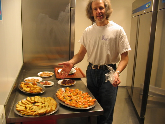 [20050730_025_RobertoAppetizer.jpg]
Roberto preparing the appetizers.