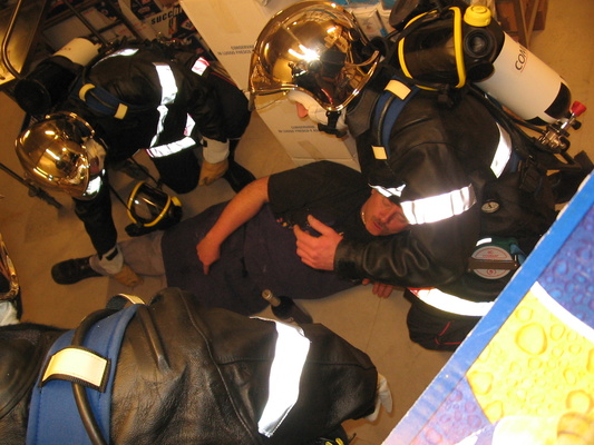 [20050818_022_Rescue.jpg]
Yet another fire drill, this time with a victim: Jean-Louis with a hurt knee while he was trying to save the liquor bottles from the fire!