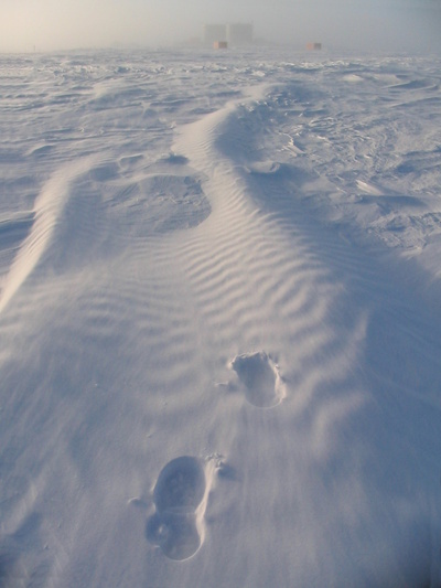 [20050913_003_FarSnow_.jpg]
Dune-like snowdrift away from Concordia.