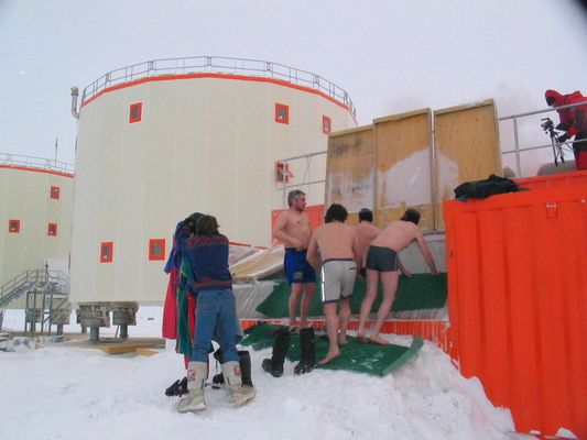 [20051001_011_Strip.jpg]
It's -40°C with a bit of wind, ideal time for a swim: Everybody strip down and dive in !