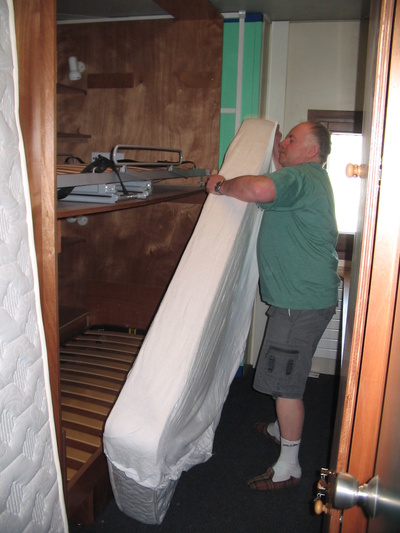 [20051024_001_PrepareRoom.jpg]
Jean-Louis preparing an new bedroom by removing the plastic covers off the mattresses.