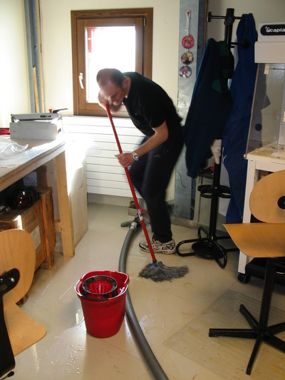 [20051027_021_WaterAfterFire.jpg]
Emanuele sweeping the floor of his laboratory of all the water leaked during the fire drill...