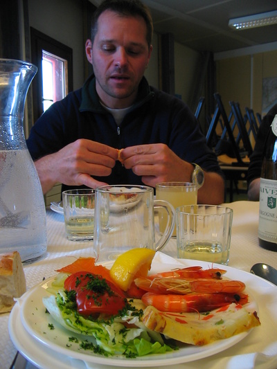 [20051106_040_Freshies.jpg]
First lunch with fresh vegetables: salad, tomatoes, lemon... And the extra summer chef: Vincent the swiss.