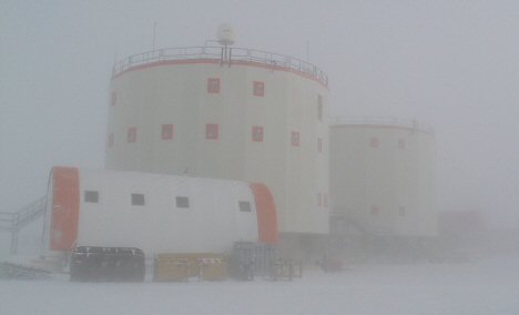 [ConcordiaWindStorm.jpg]
Concordia lost in a windstorm and whiteout.
