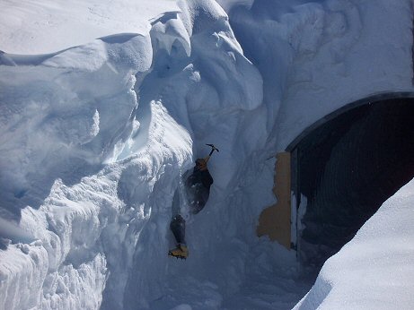 [IceTry.jpg]
Snow climbing on the garage walls (Photo Laurent).