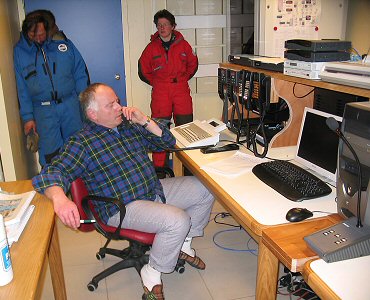 [InterviewJeanLouis.jpg]
Jean-Louis being interviewed by France-Info, with Michel and Claire listening in.
