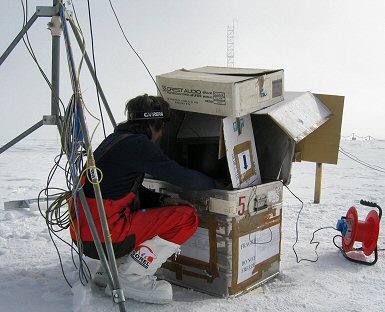 [LaptopBox.jpg]
Angelo showing how to use a laptop in Antarctica. Either that or it's the cardboard slums of Dome C.