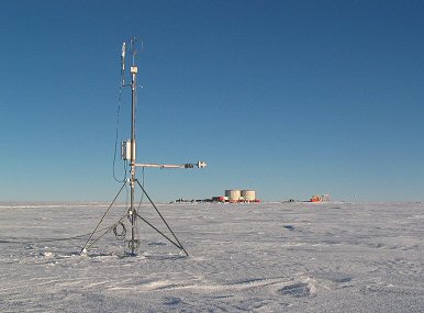 [MeteofluxConcordia2.jpg]
The meteoflux mast and Concordia in the background.