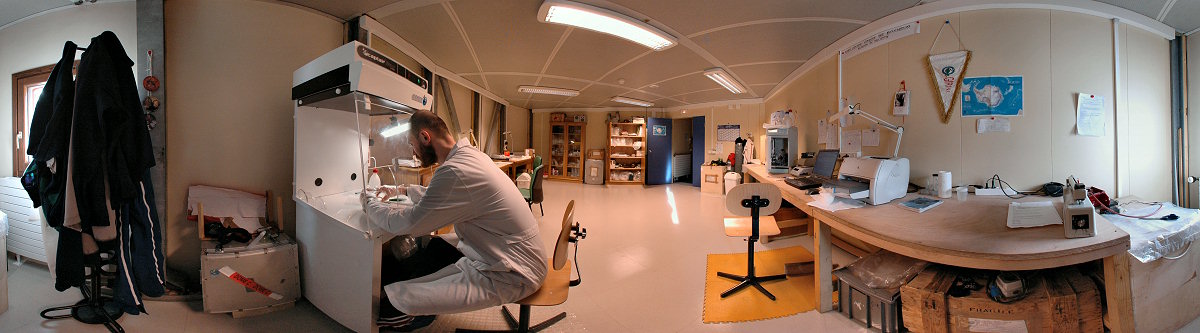 [PanoLabGlacio.jpg]
Panorama of the glaciology laboratory on the 3rd floor of the quiet building. Emanuele is sorting his filters under the laminar flow hood to avoid contamination.