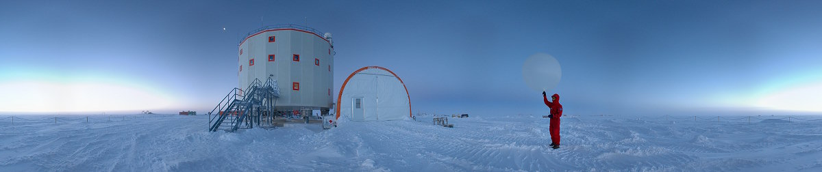 [PanoNightLaunch.jpg]
Emanuele ready to launch a weather forecast balloon in the weak spring light, before the garage tent. The summer camp is barely visible half a km right behind him.