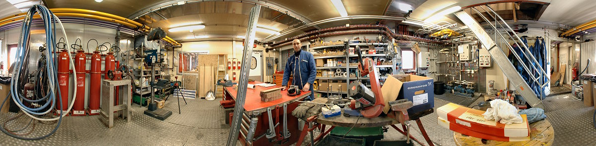 [PanoWorkshop.jpg]
Christophe in the workshop next to the power plant (door in the middle). The boiler room and one of the station exits are on the far right and the stairs lead up to the water recycling system and the rest of the station.