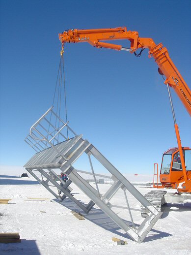 [Passerelle.jpg]
Building the passageways for the various water and fuel tanks (Photo Hubert Sinardet).