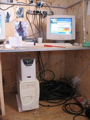 [RadiometerAcquisition.jpg]
The radiometer acquisition PC in the container.