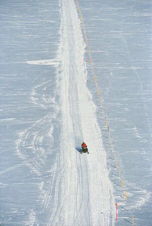 [SJ_SnowmachineTrail.jpg]
Snowmachine coming towards the Americans' mast.