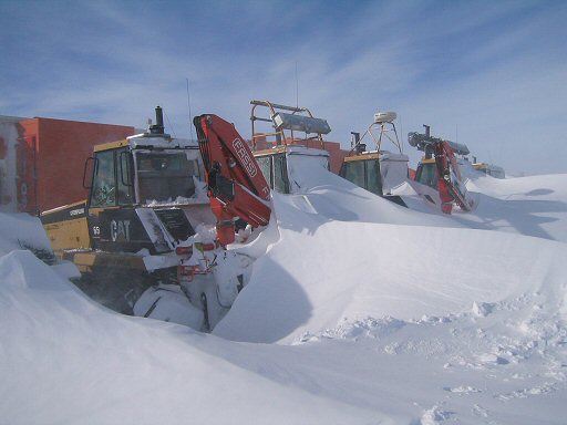 [SnowedUpTraverse.jpg]
The vehicles of the Traverse, snowed up after a stormy night near the coast. A roof hatch is a necessity ! (Photo Katell).