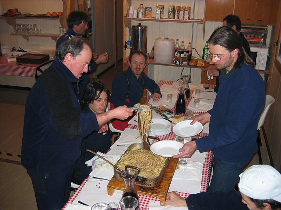 [Spaghettata.jpg]
Midnight spaghetti party (Photo Sergio).