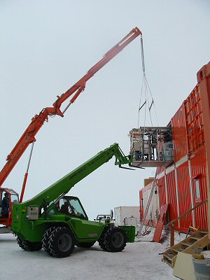 [WaterPlant2.jpg]
Introducing the water recycling plant inside its container above the power plant (Photo Hubert Sinardet).