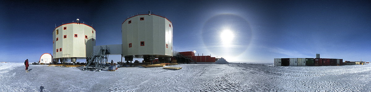 [ParhelyFHPano_.jpg]
360° panorama of Concordia (and self-portrait) with a halo circle around the sun.