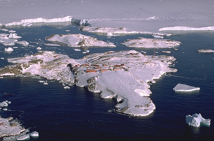 [DdU.jpg]
The Pétrel island, seen from helicopter. Pass the mouse over the picture for tooltip details.