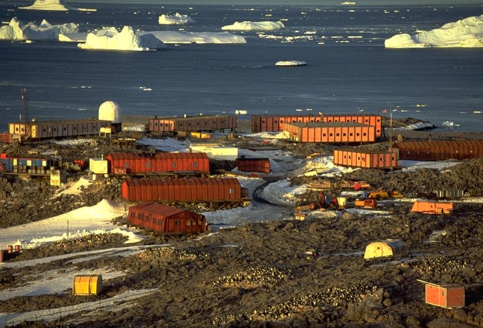 [DdU2.jpg]
Close up on the center of Dumont d'Urville, January 1993, seen from the ionospheric tower, the highest point of the area. In summer the island is surrounded by cold water and free floating icebergs, but in winter getting to the continent is an easy walk on the sea ice. (Pass the mouse over the picture for tooltip details)