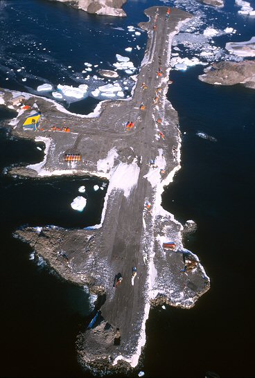 [DdU_Airstrip.jpg]
The DdU airstrip upon completion in 1994.