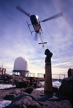 [HelicopterPEV.jpg]
Bruno pilotant son hélico au dessus du buste de Paul-Emile Victor, le fondateur des expéditions polaires françaises.
