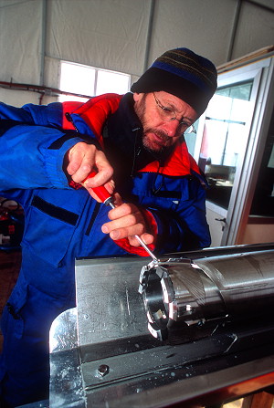 [DrillOpening2.jpg]
Reassembling the head of the drill. The sharp blades are clearly visible.