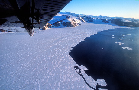[FlyingAboveBay2.jpg]
Approach to the bay of Terra Nova, before landing on the remaining sea-ice.