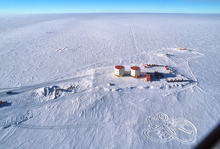 [HighPlateauConcordia4.jpg]
Aerial view of Concordia located at the top of Dome C.