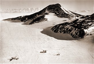 [ANT1.jpg]
Hut Point at McMurdo Sound.