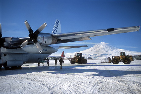 [ErebusC130.jpg]
Mt Erebus in the background of the landed C-130s