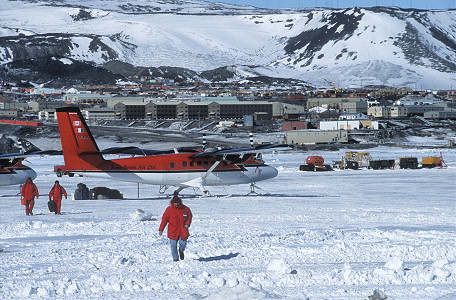 [McMurdoAirstripWalker.jpg]
An italian expedition member, dressed in typical red garb, with the many McMurdo buildings in the background.