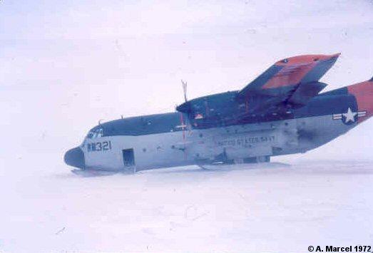 [C130_apres_crash.jpg]
321 after breaking its front skid. The burn of the JATO is visible on the belly of the aircraft.