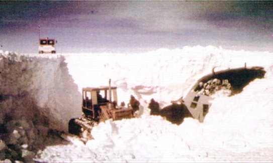 [Photo34p.jpg]
Summer 1977-1978: partial digging of the LC 130 by the French Polar Expeditions so that US experts can enter the cockpit and also evaluate the front landing gear.