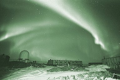 [Aurora.jpg]
Aurora Australis on Kodak TMAX 3200 high sensitivity film.